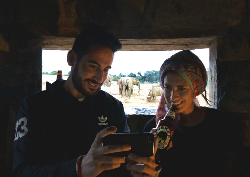 pareja en un bunker con elefantes de fondo