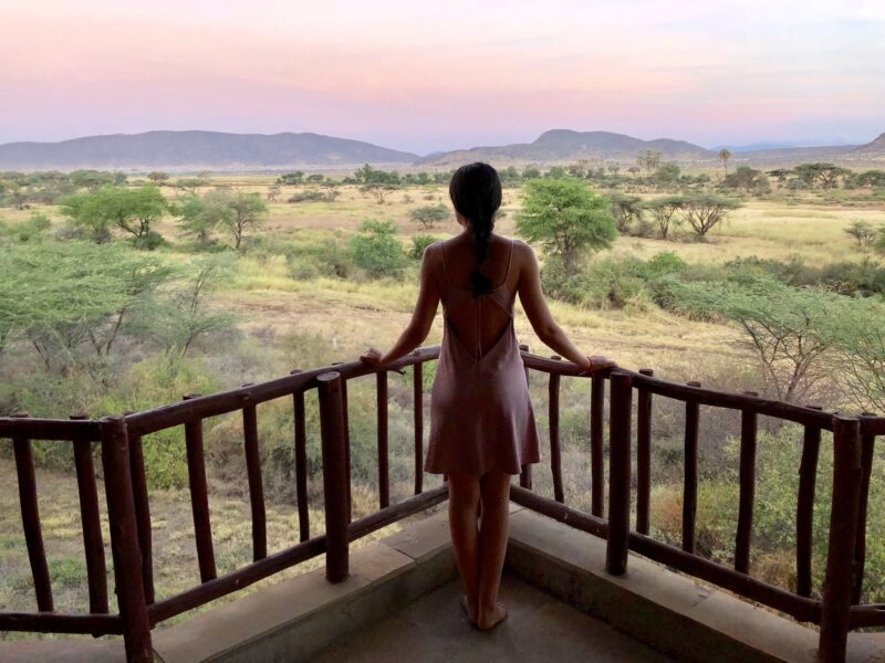 amanecer desde la habitacion del hotel con vistas a la sabana