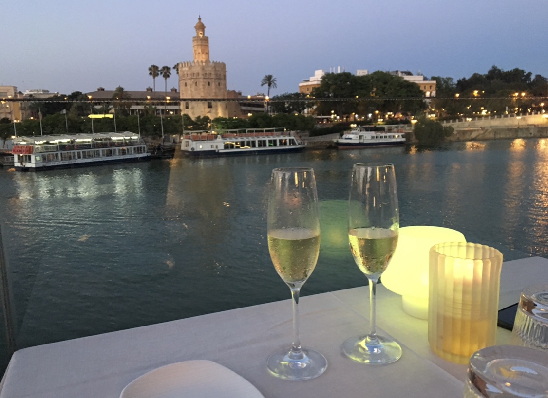 vista panoramica de la ciudad con dos copas de cava. Sevilla