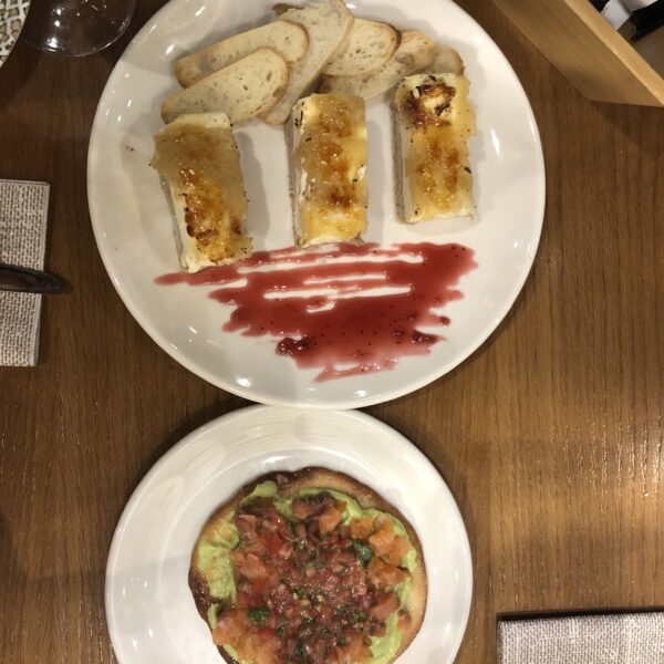 plato de foie y de torta de ines rosales con guacamole