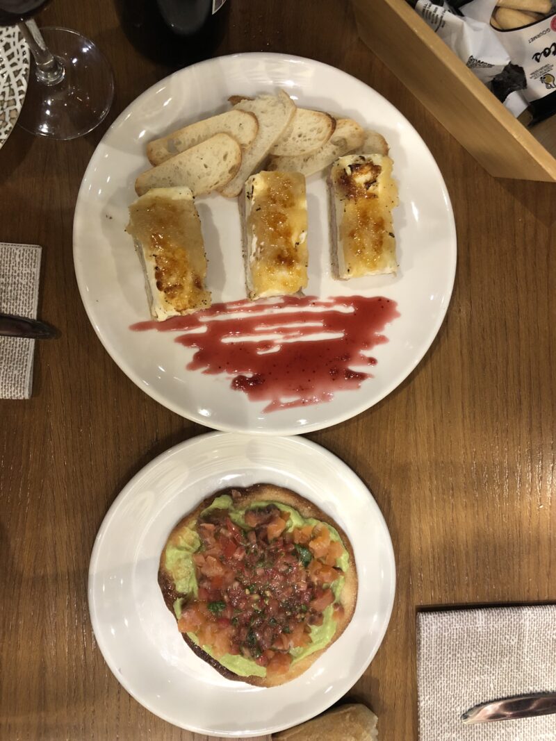plato de foie y de torta de ines rosales con guacamole Gastrobar Sevilla