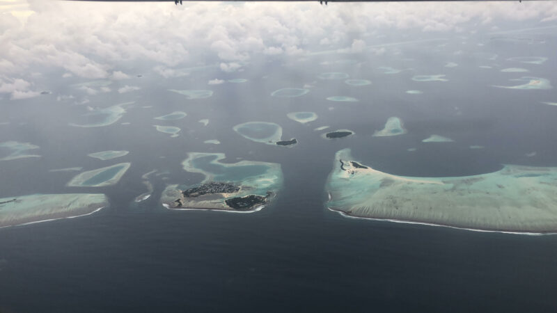 vista aerea de islotes en maldivas