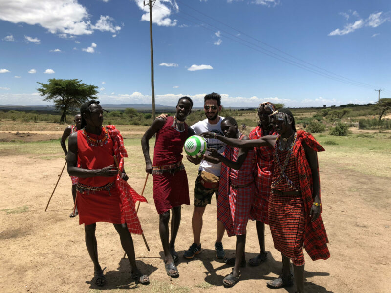 Mnolo rodeado de Masais con un regalo de un balón del betis