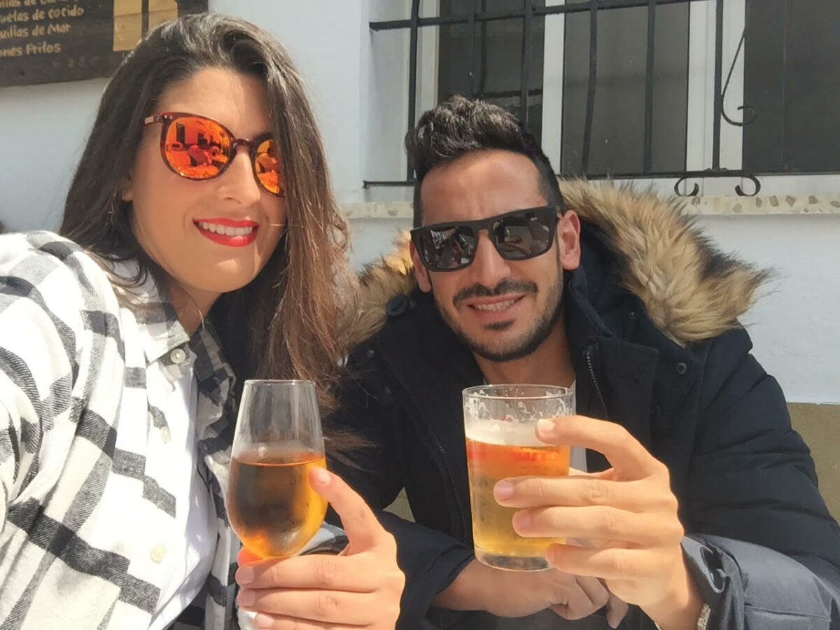 pareja tomando una cerveza y un vino en un bar de Conil