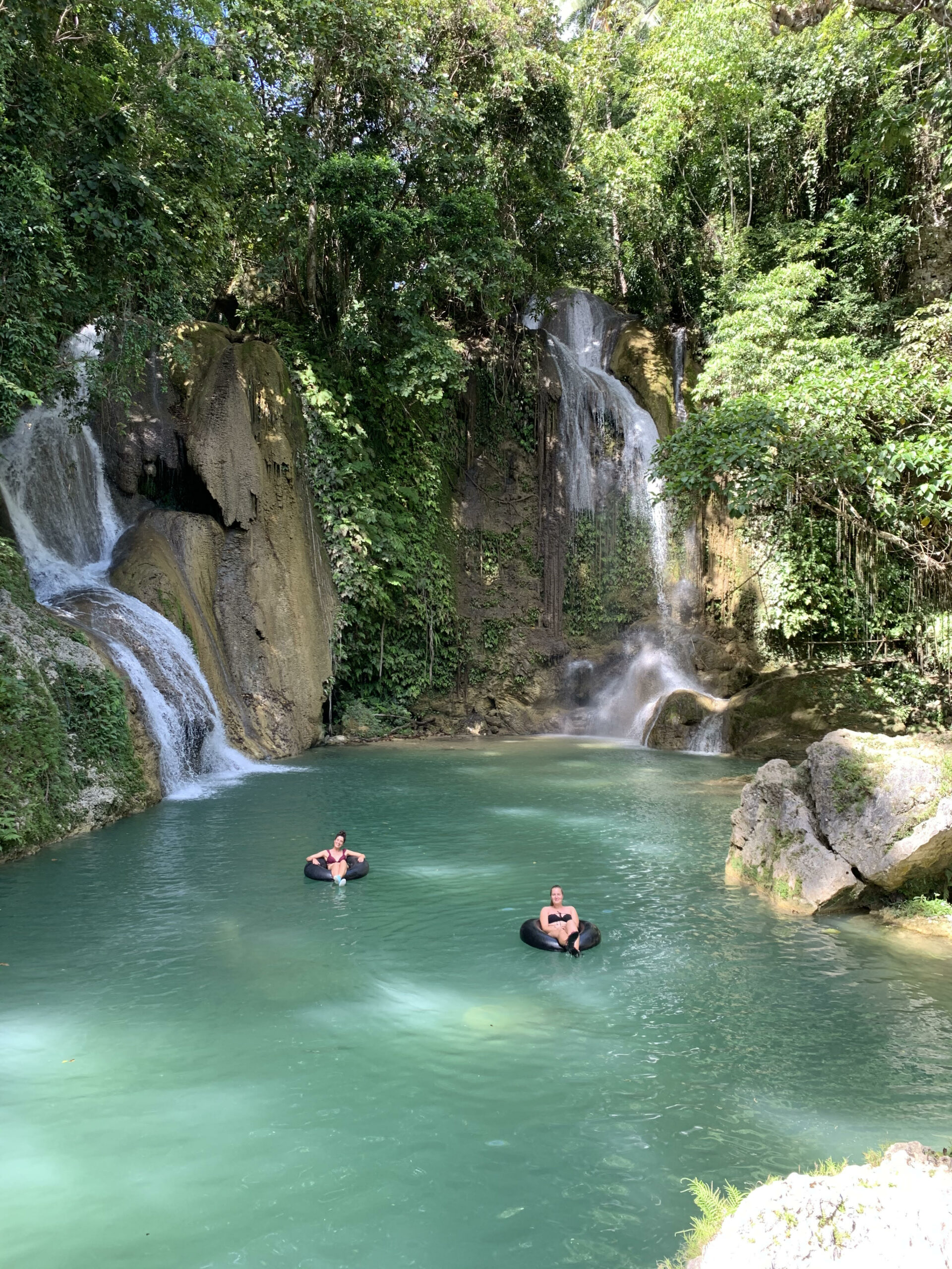 Twin Falls o cascadas gemelas ya que son dos cercanas y en el lago común aparecen Irene y una amiga en dos flotadores bañándose