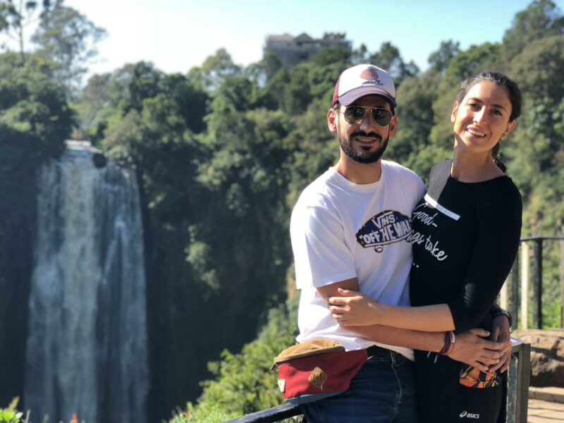 pareja delnate de unas cascadas muy altas