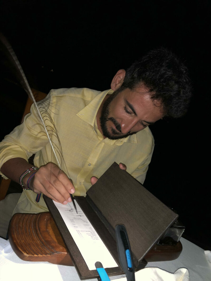 Firmando la cuenta con una pluma muy larga