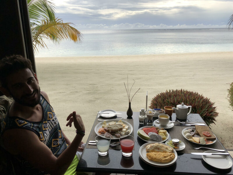 Manolo en una mesa llena de cosas de desayuno