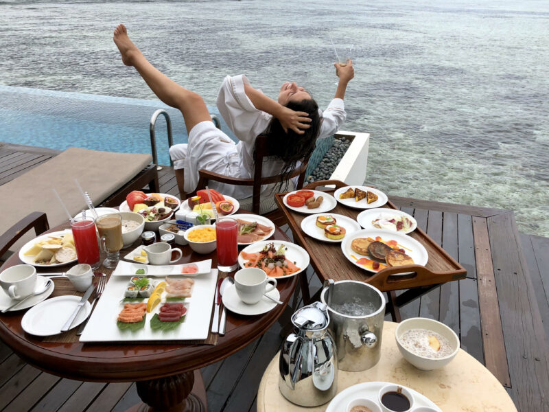 mejor desayuno en la habitación con la piscina de fondo de nuestro viaje de Kenia y Maldivas