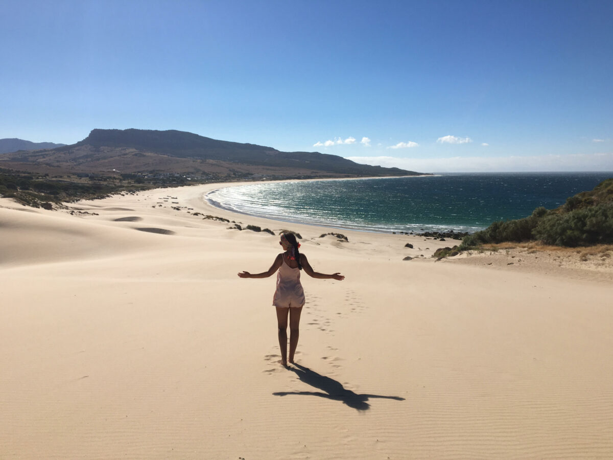 Irene de espaldas en la gran duna de bolonia