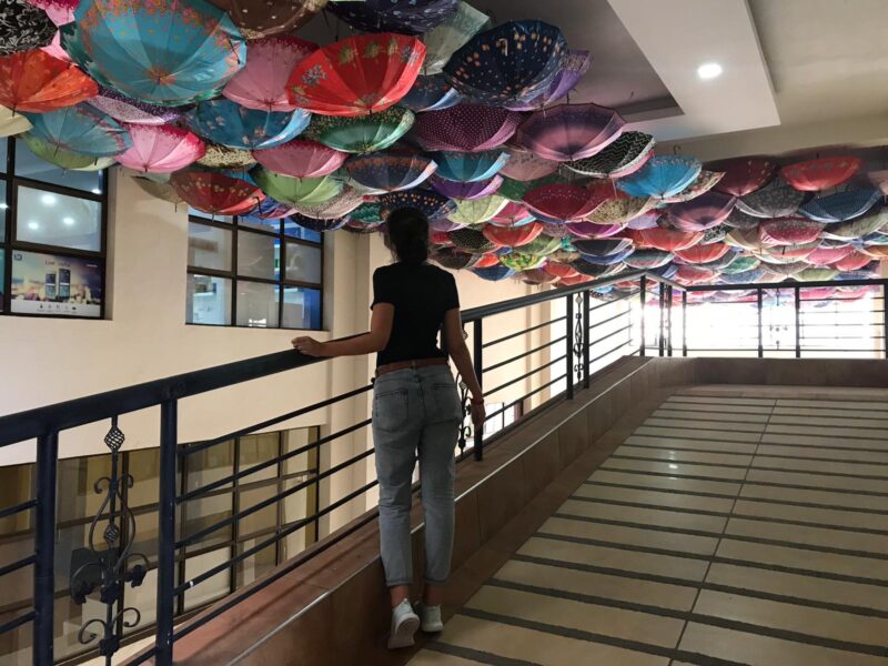 centro comercial abandonado con paraguas en el techo