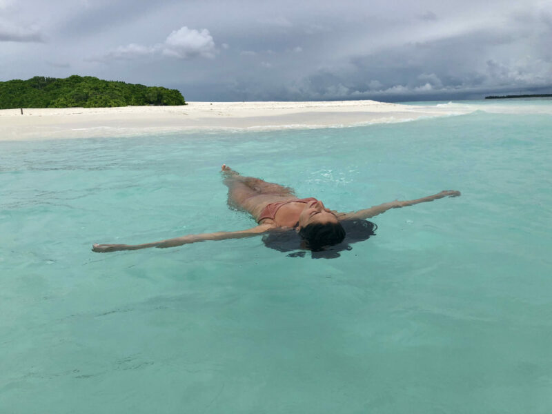 Irene flotando en aguas turquesas