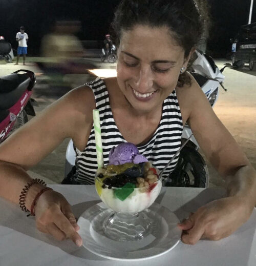 Irene con un Halo Halo. Helado, leche de coco, gelatinas y alubias. Postre típico de Filipinas