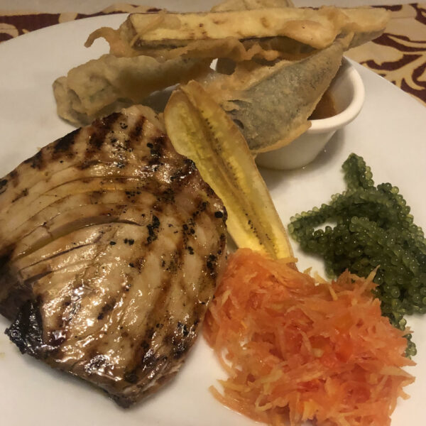 Plato de atún a la brasa con plátano frito, zanahorias y algas comestibles