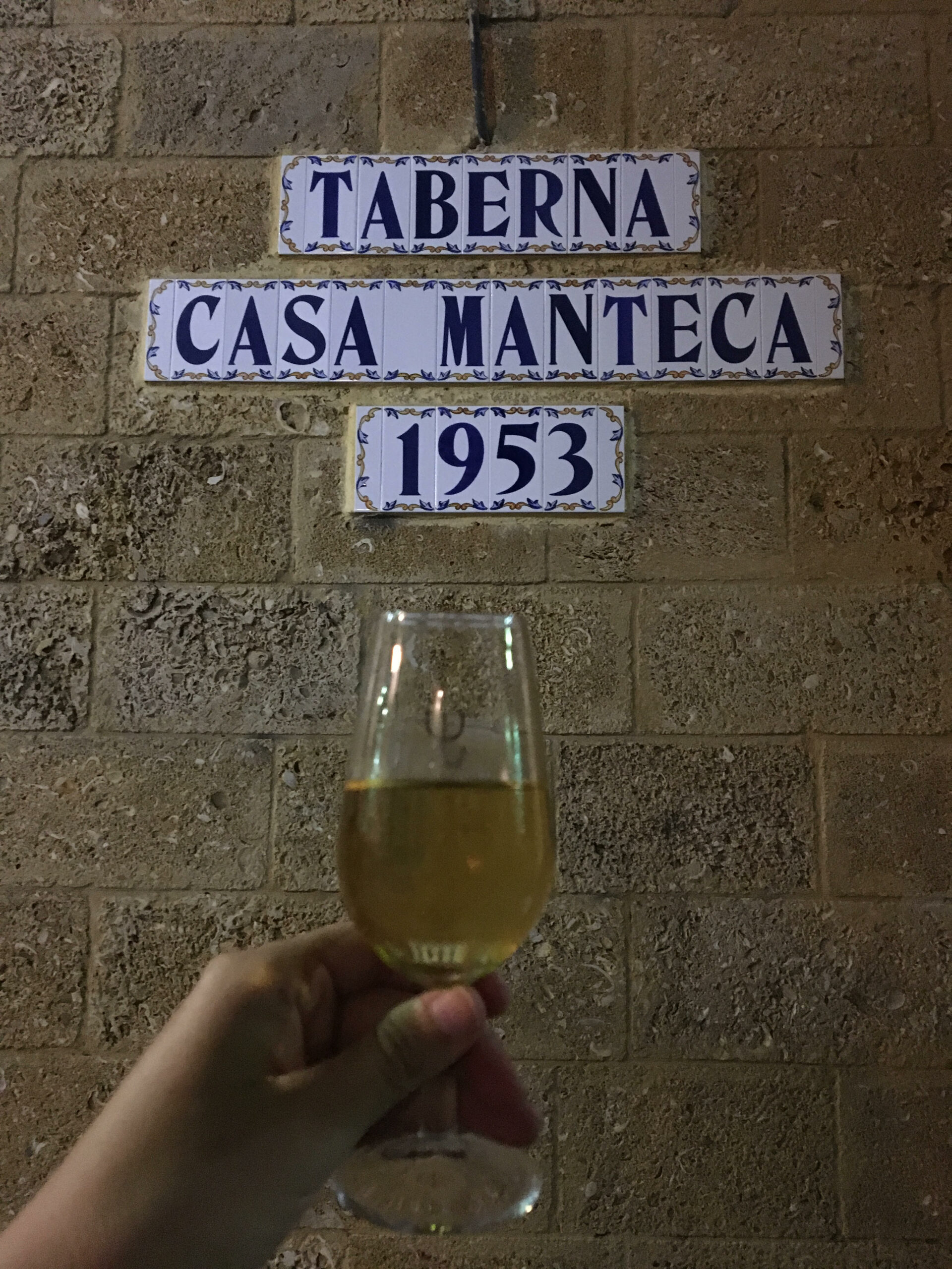 copa de vino delante de los azuletos de la taberna casa manteca