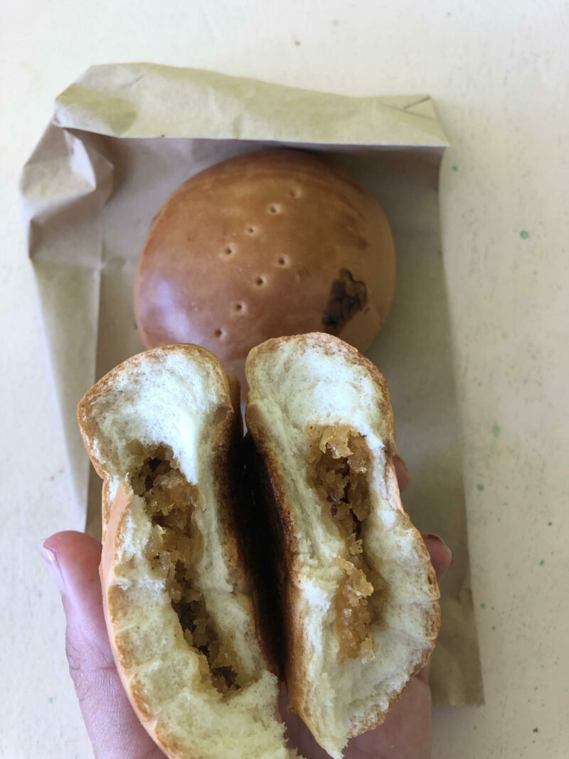 bollo de pan de coco mostrando su relleno, pastel típico en Filipinas