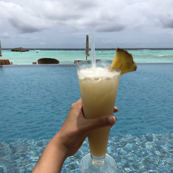 piña colada en la piscina