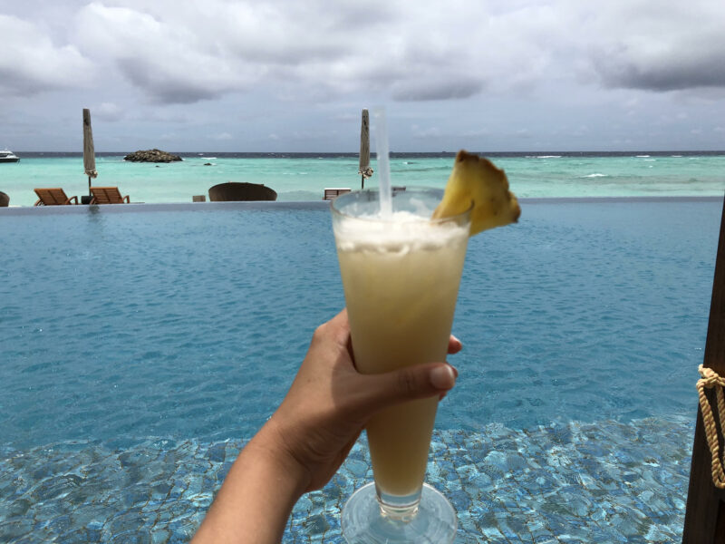 piña colada en la piscina