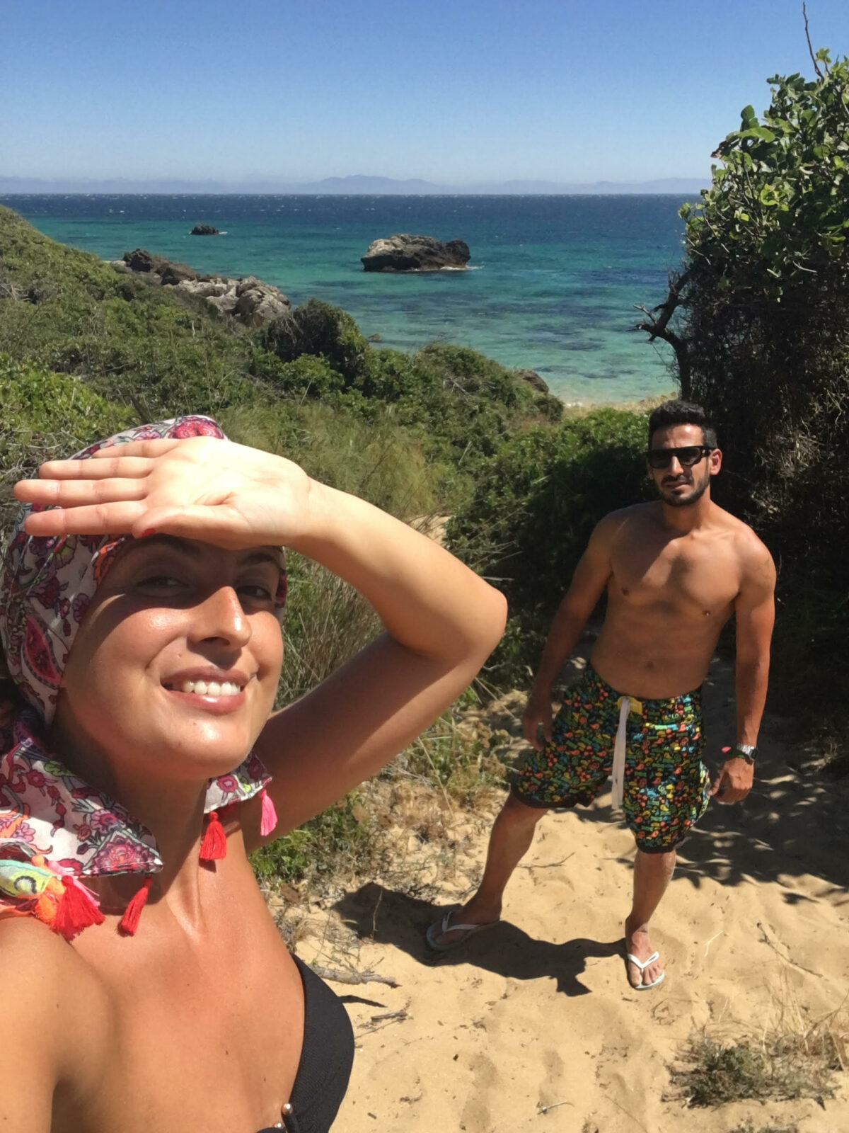 Manolo y yo en la bajada a una playa en medio del campo con el mar de fondo