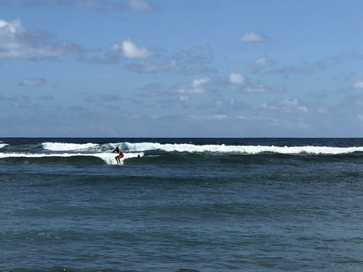 Manolo haciendo surf