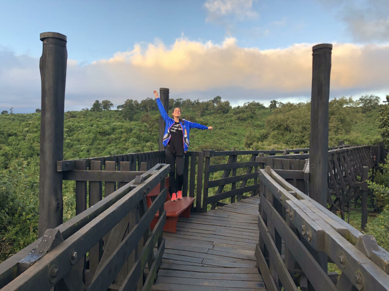 Irene subida a un banco en una pasarle sobre la selva
