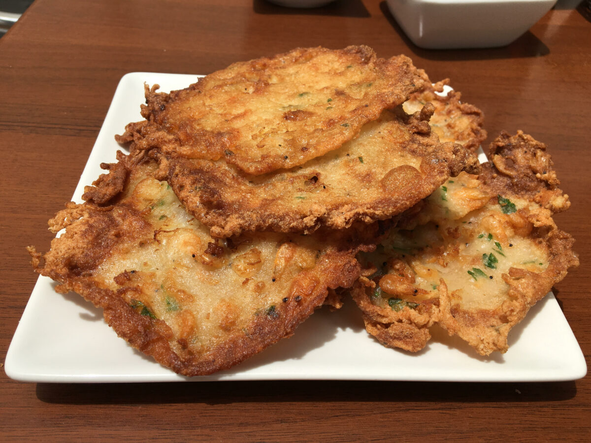 plato de tortillitas de camarones