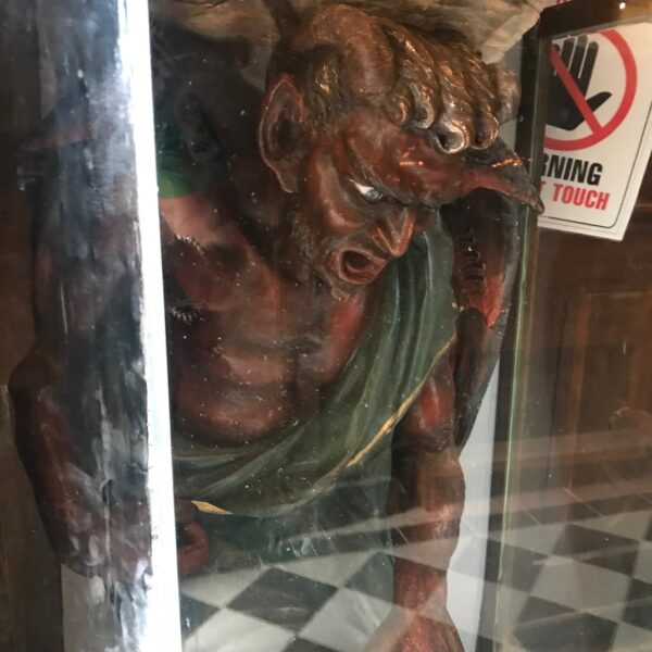 Demonio dentro de la iglesia