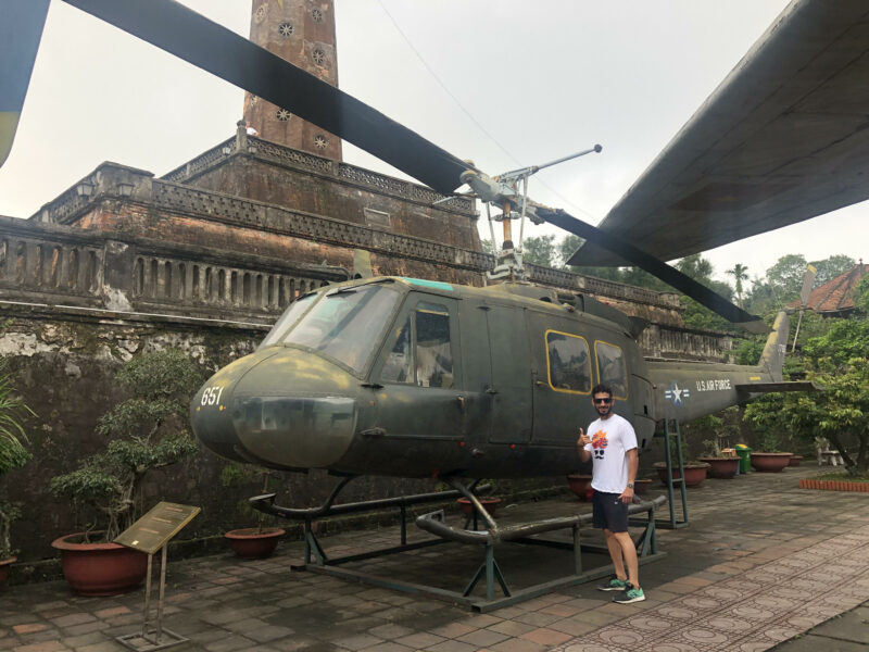 Junto a un helicóptero en el museo militar