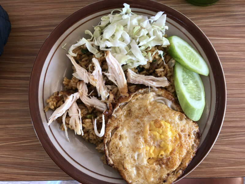 Nasi Goreng especial con huevo y pollo, el plato más comido en nuestro viaje a Indonesia