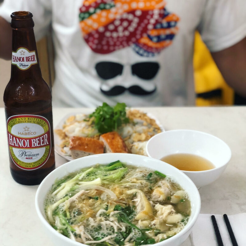 cena tipica vietnamita con sopa y cerveza del país