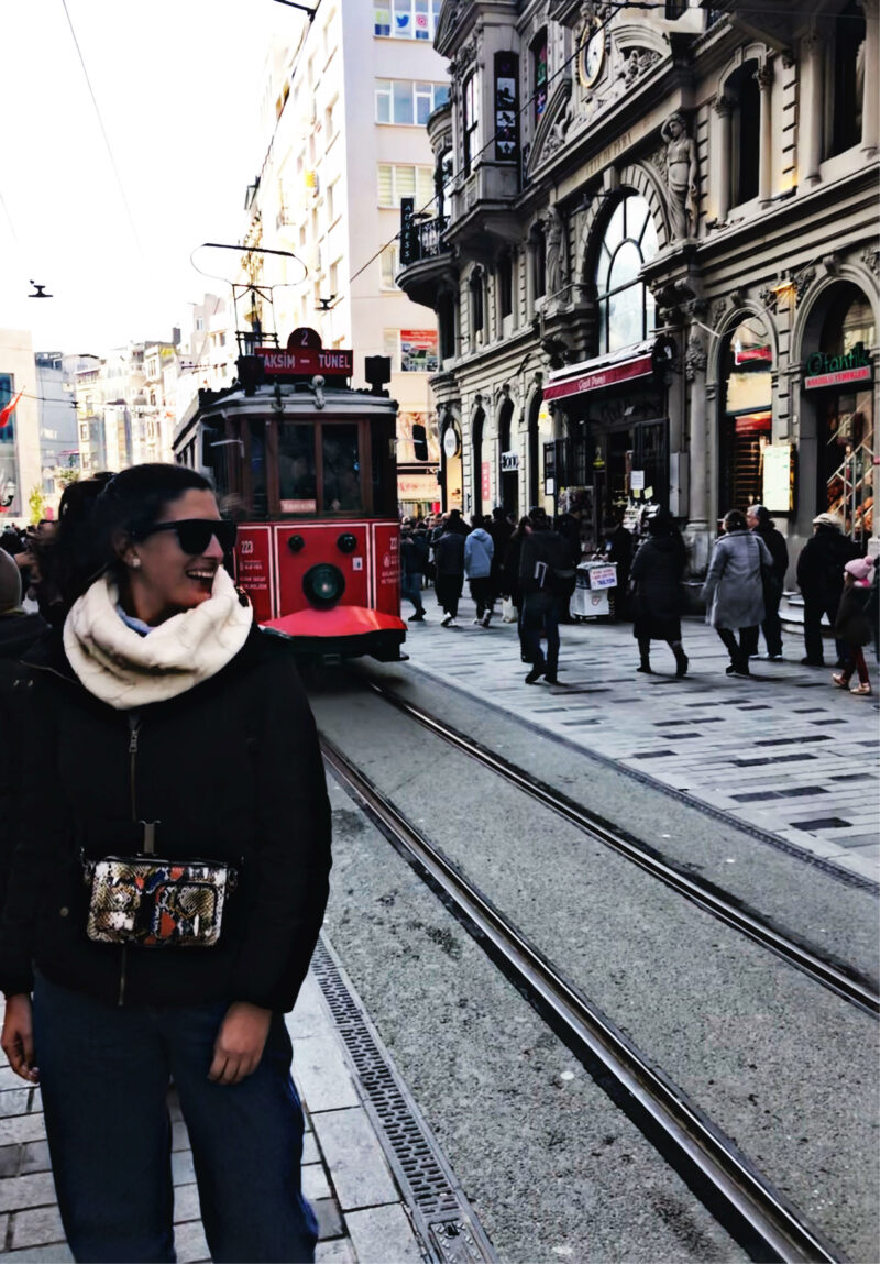 Calle en Estambul con tranvía