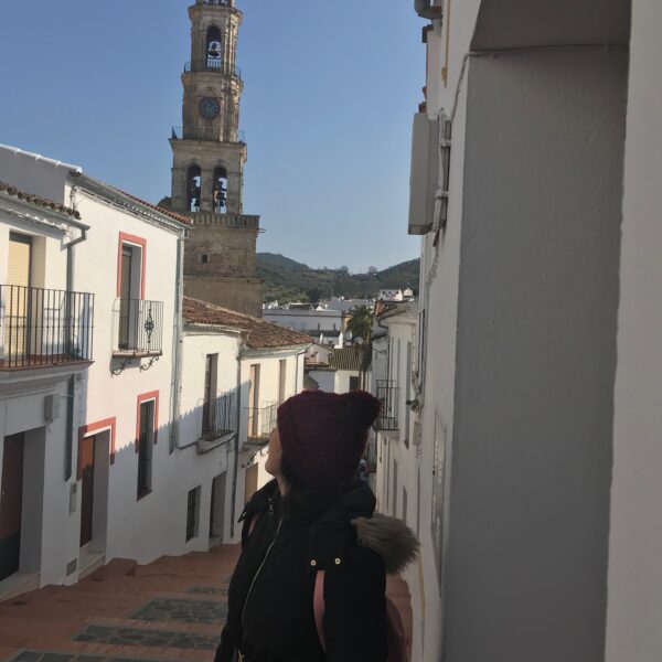 Calle típica en Constantina. Escapada rural a la Sierra Norte