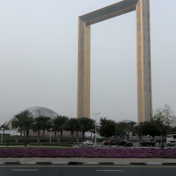 Edificio visto desde la carretera en 24 horas en Dubai.