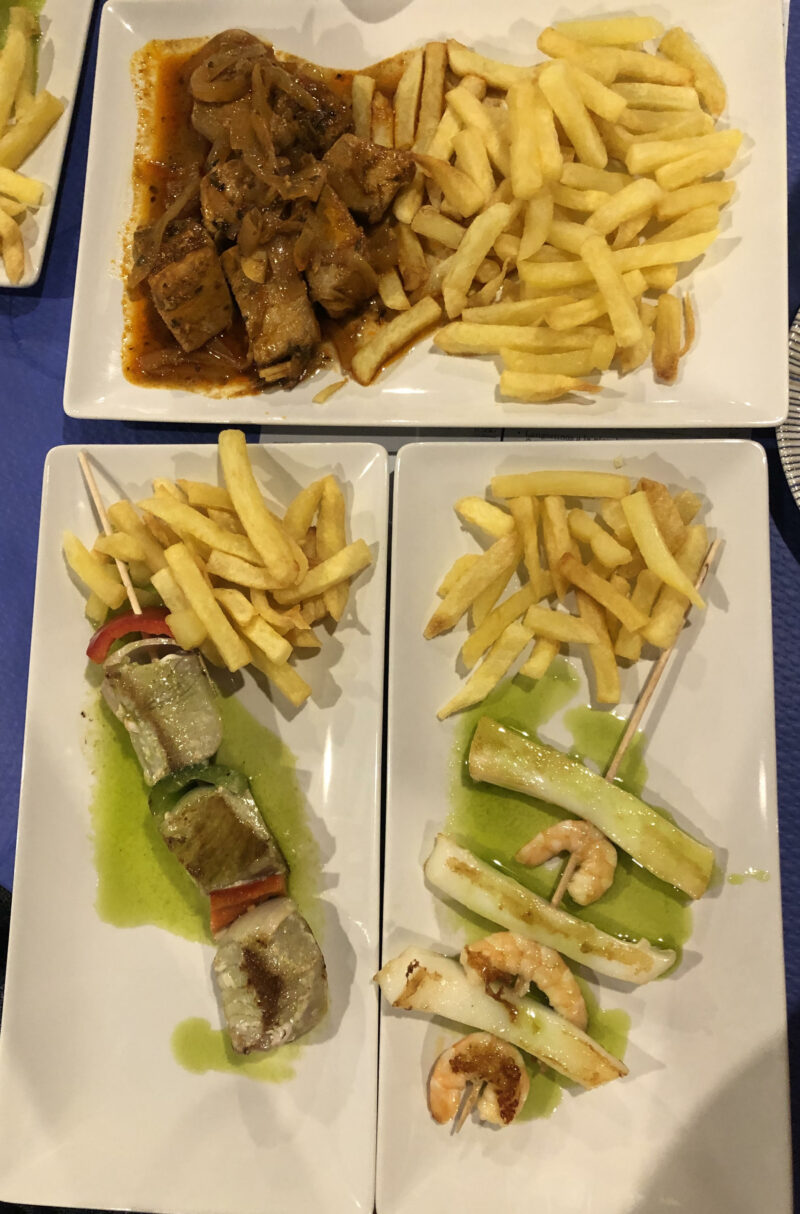 Atún encecollado y brochetas