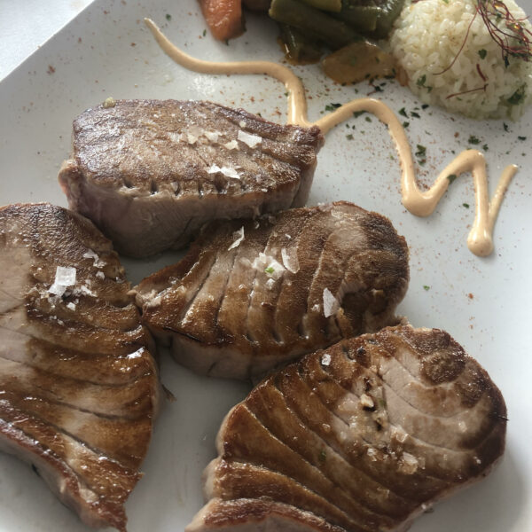 Atún a la plancha de buena calidad en bares de la costa gaditana