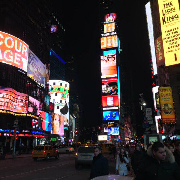 Vista nocturna de Times Square.