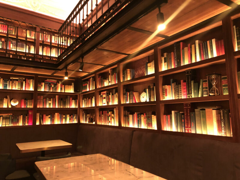 Zona decorada con una antigua biblioteca