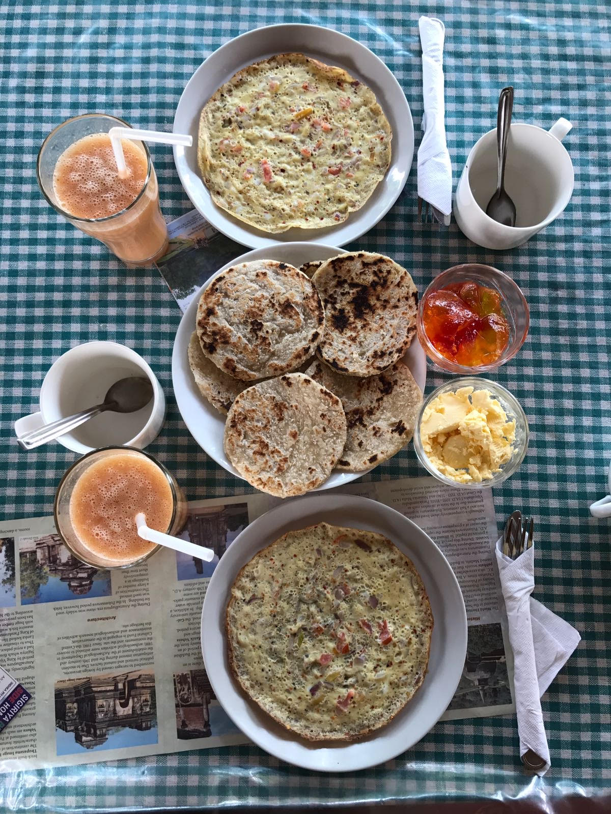 Desayuno con roti, zumo natural y tortilla