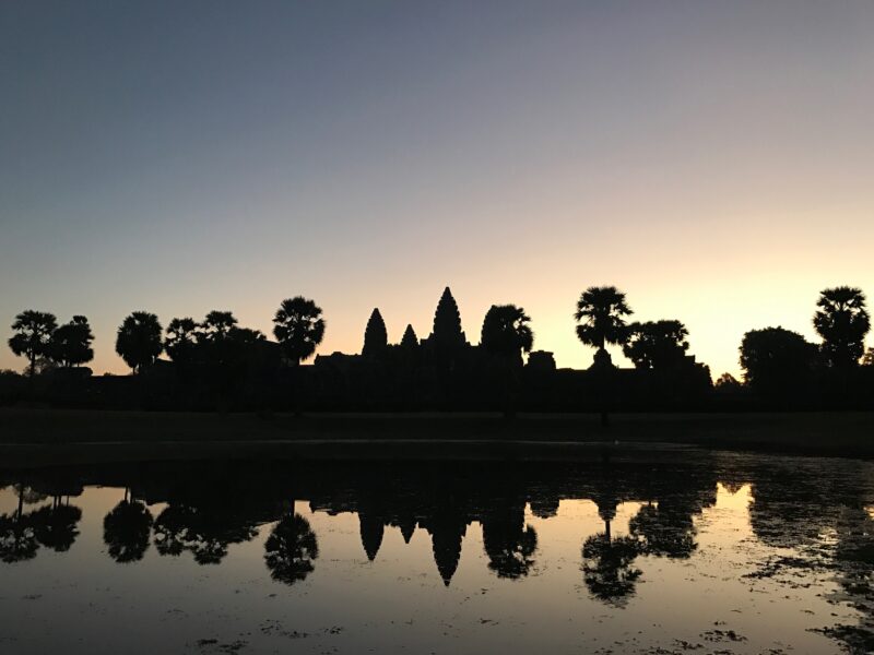 siluetas de tempolos al amanecer