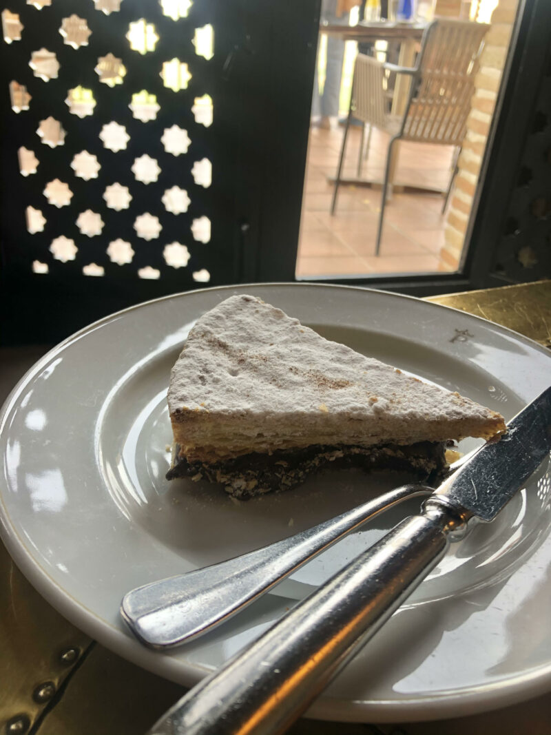 Torta inglesa rellena de chocolate.