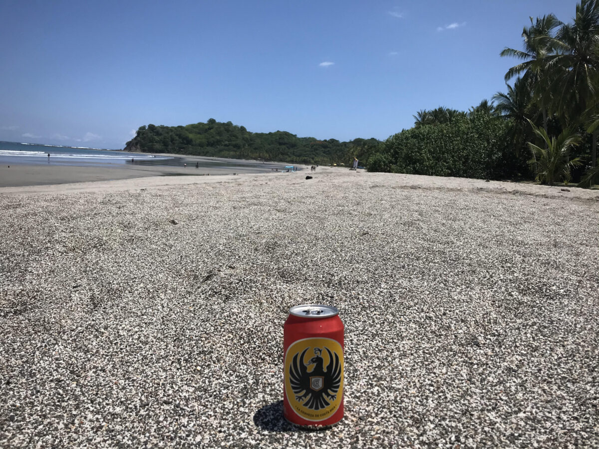 cerveza imperial en una playa de costa rica