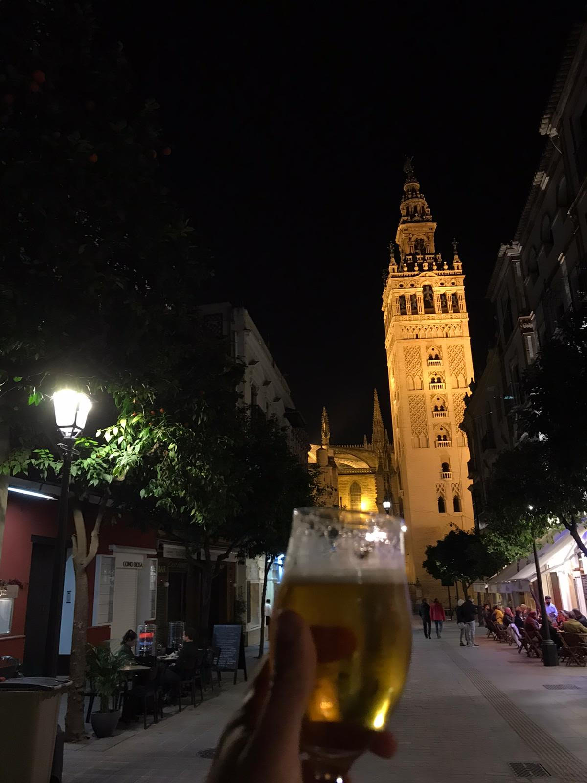 cerveza cruzcampo frente a la Giralda